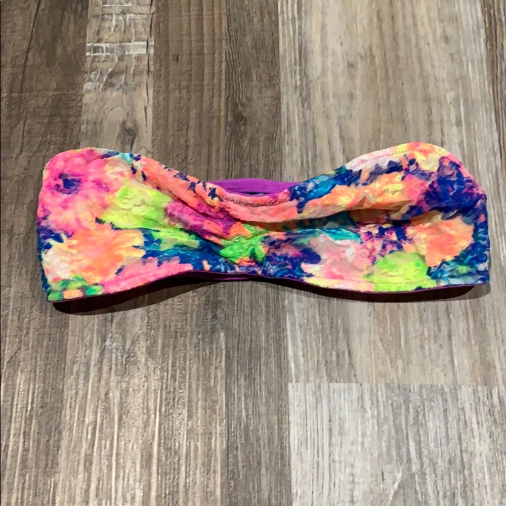 Colorful laced strapless bra